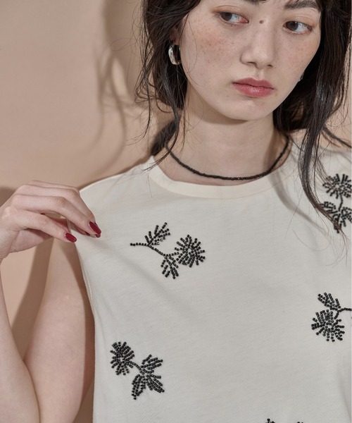 THE YOn(ザヨン)の「フラワービーズ刺繍ノースリT(Tシャツ/カットソー・レディース・チャコールグレー/アイボリー・FREE)」の4枚目の写真
