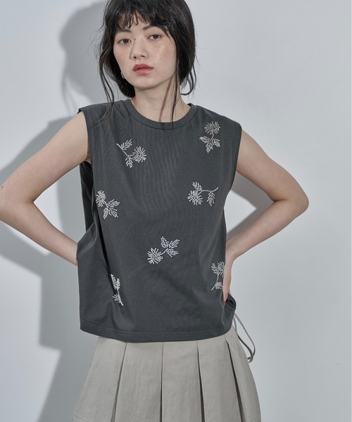 THE YOn(ザヨン)の「フラワービーズ刺繍ノースリT(Tシャツ/カットソー・レディース・チャコールグレー/アイボリー・FREE)」の3枚目の写真