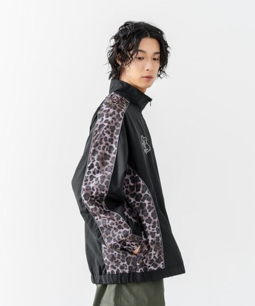 brknhome(ブロークンホーム)の「【BRKNHOME/ブロークンホーム】【身幅ゆったり ストレスフリーな着心地】袖総柄ライン 切り替え ナイロンジャケット ノームコア オーバーサイズ スタンドネック ビッグシルエット メンズライク ストリート ユニセックス(ナイロンジャケット・メンズ・ブラック/グレー・LARGE/MEDIUM)」の6枚目の写真
