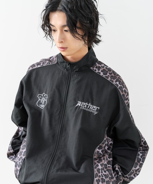 brknhome(ブロークンホーム)の「【BRKNHOME/ブロークンホーム】【身幅ゆったり ストレスフリーな着心地】袖総柄ライン 切り替え ナイロンジャケット ノームコア オーバーサイズ スタンドネック ビッグシルエット メンズライク ストリート ユニセックス(ナイロンジャケット・メンズ・ブラック/グレー・LARGE/MEDIUM)」の11枚目の写真