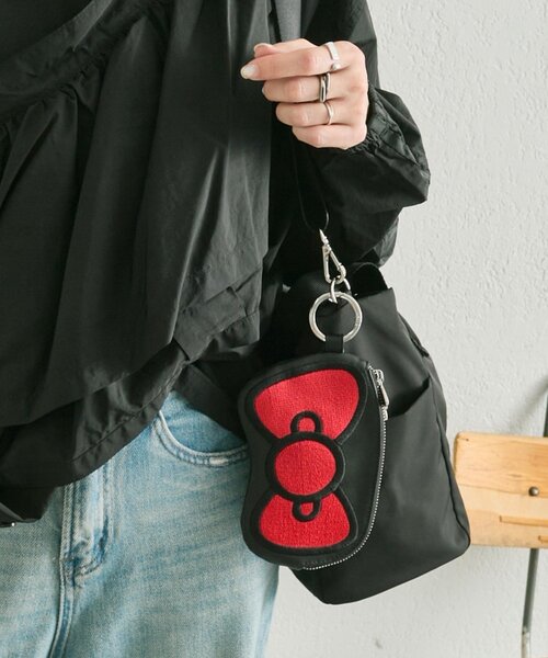 ear PAPILLONNER（イアパピヨネ）の「【HELLO KITTY（ハローキティ）×ear】コラボレザーケース《本革》（ポーチ・レディース・レッド/ブラック・FREE）」の2枚目の写真