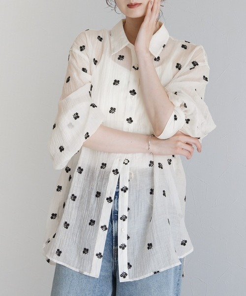 Yeoun(ヨウン)の「花柄刺繍ビッグシアーシャツ(シャツ/ブラウス・レディース・ブラック/オフホワイト・FREE)」の1枚目の写真