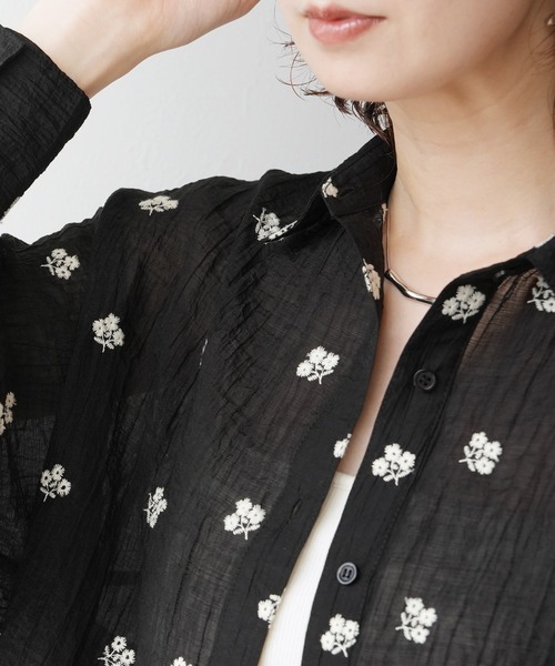 Yeoun(ヨウン)の「花柄刺繍ビッグシアーシャツ(シャツ/ブラウス・レディース・ブラック/オフホワイト・FREE)」の6枚目の写真