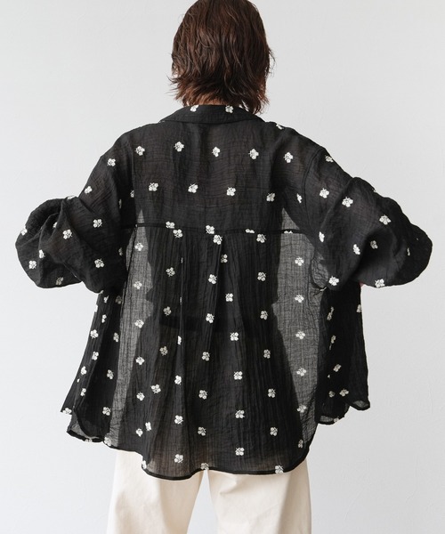 Yeoun(ヨウン)の「花柄刺繍ビッグシアーシャツ(シャツ/ブラウス・レディース・ブラック/オフホワイト・FREE)」の8枚目の写真