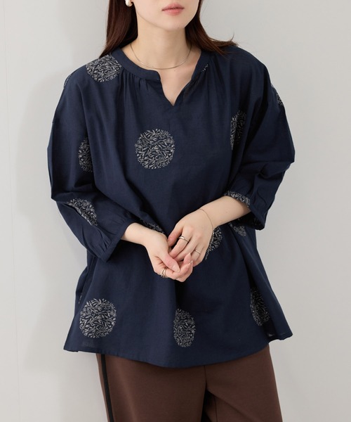 Mac-House(マックハウス)の「Free Nature インドコットンリネン 刺繍プルオーバー(シャツ/ブラウス・レディース・ホワイト系1/ホワイト系2/ネイビー・M/L)」の2枚目の写真