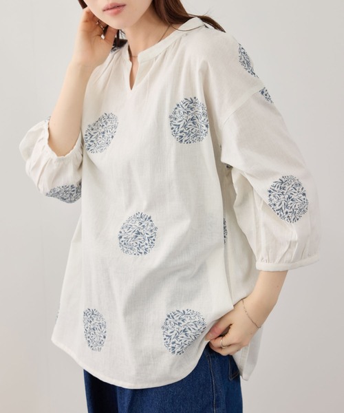 Mac-House(マックハウス)の「Free Nature インドコットンリネン 刺繍プルオーバー(シャツ/ブラウス・レディース・ホワイト系1/ホワイト系2/ネイビー・M/L)」の5枚目の写真