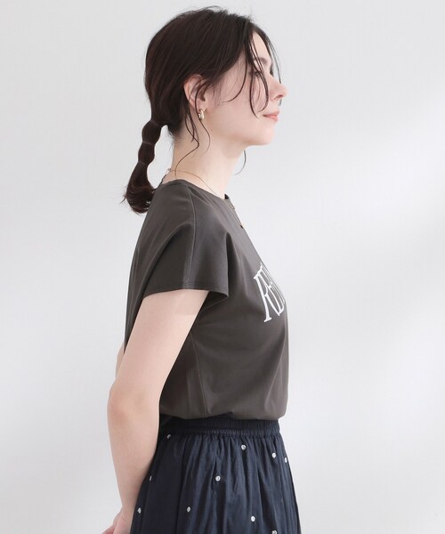 OPAQUE.CLIP(オペークドットクリップ)の「ロゴフレンチスリーブカットソー【洗濯機OK】(Tシャツ/カットソー・レディース・チャコールグレー/ホワイト/ブラウン系・00)」の17枚目の写真