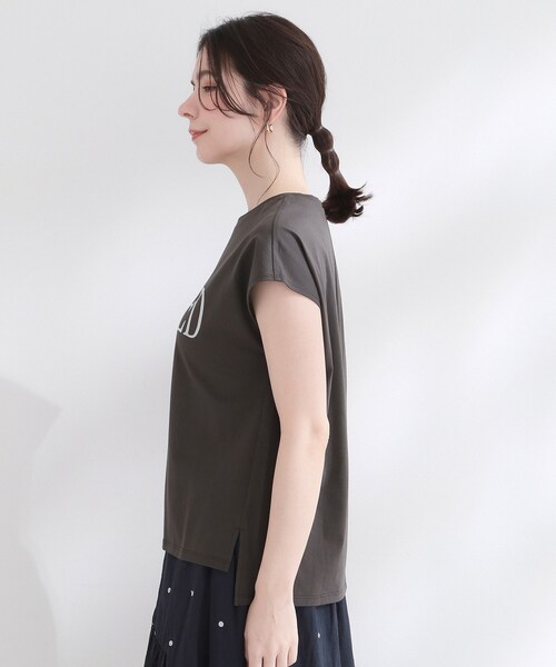 OPAQUE.CLIP(オペークドットクリップ)の「ロゴフレンチスリーブカットソー【洗濯機OK】(Tシャツ/カットソー・レディース・チャコールグレー/ホワイト/ブラウン系・00)」の8枚目の写真