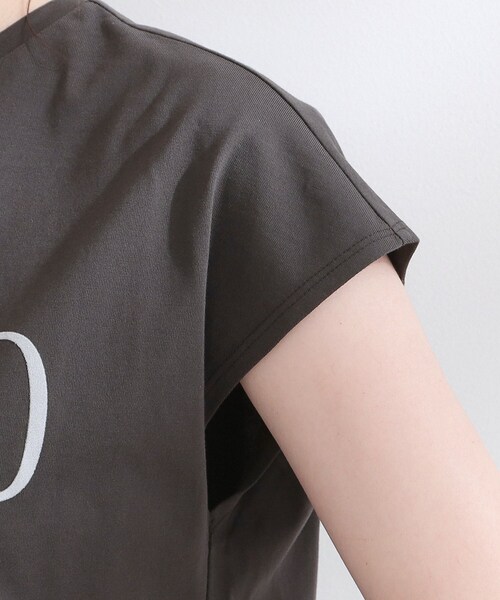 OPAQUE.CLIP(オペークドットクリップ)の「ロゴフレンチスリーブカットソー【洗濯機OK】(Tシャツ/カットソー・レディース・チャコールグレー/ホワイト/ブラウン系・00)」の5枚目の写真