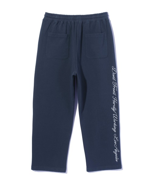 XLARGE(エクストララージ)の「【一部WEB限定】CURSIVE WIDE SWEAT PANTS(スウェットパンツ・メンズ・ブラック/アッシュ/ネイビー/グリーン・S/M/L/XL)」の1枚目の写真