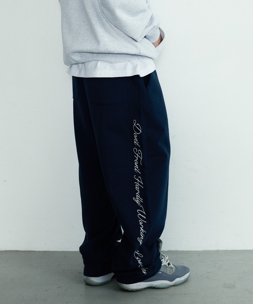 XLARGE(エクストララージ)の「【一部WEB限定】CURSIVE WIDE SWEAT PANTS(スウェットパンツ・メンズ・ブラック/アッシュ/ネイビー/グリーン・S/M/L/XL)」の2枚目の写真