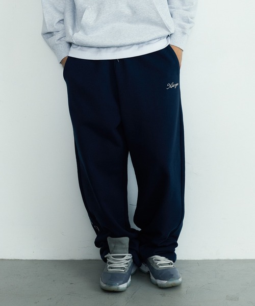 XLARGE(エクストララージ)の「【一部WEB限定】CURSIVE WIDE SWEAT PANTS(スウェットパンツ・メンズ・ブラック/アッシュ/ネイビー/グリーン・S/M/L/XL)」の5枚目の写真