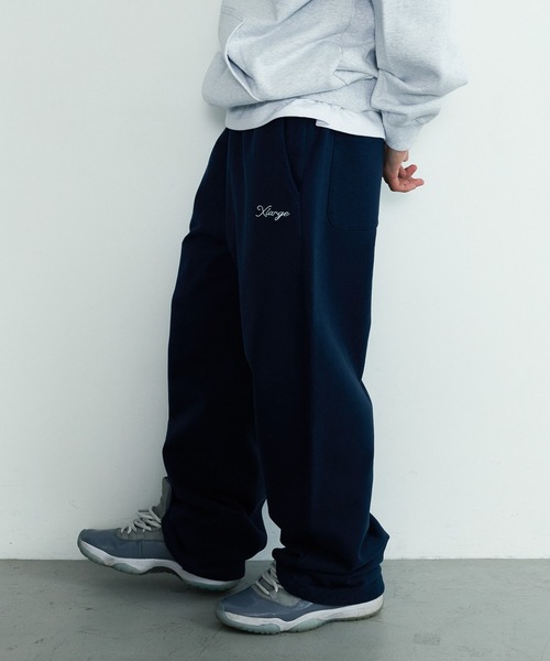XLARGE(エクストララージ)の「【一部WEB限定】CURSIVE WIDE SWEAT PANTS(スウェットパンツ・メンズ・ブラック/アッシュ/ネイビー/グリーン・S/M/L/XL)」の6枚目の写真
