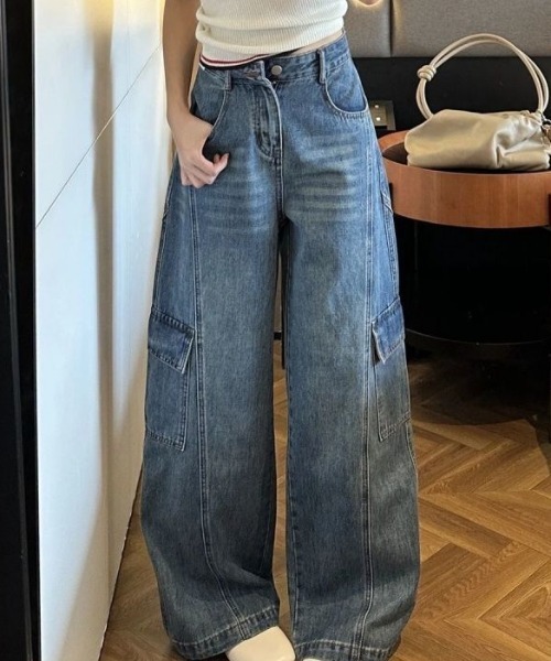 LUCPY(ラクピー)の「カーゴポケットワイドデニムパンツ(デニムパンツ・レディース・ブルー・X-LARGE/LARGE/MEDIUM/SMALL)」の2枚目の写真
