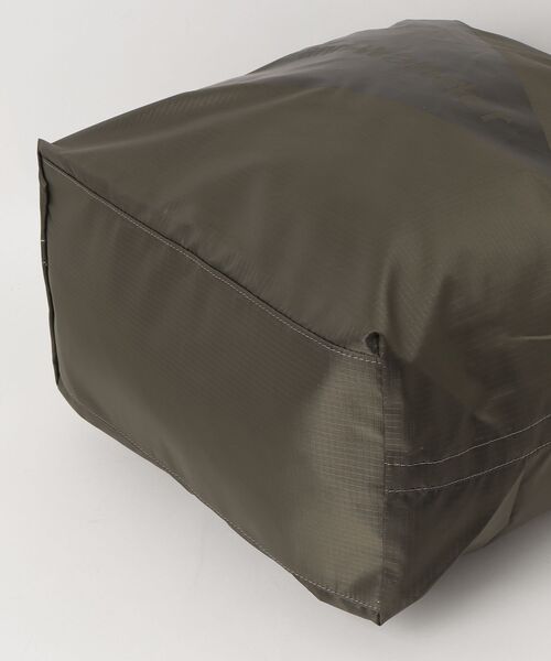 and wander(アンドワンダー)の「and wander/アンドワンダー CRISPY RIP LOGO TOTE BAG トート(トートバッグ・メンズ・カーキ/ブラック・F)」の4枚目の写真