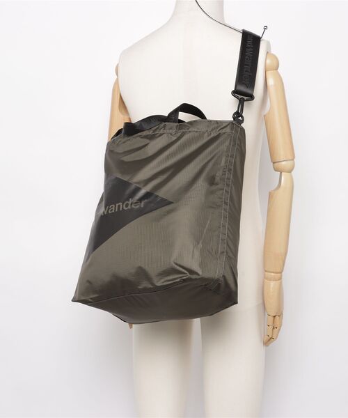 and wander(アンドワンダー)の「and wander/アンドワンダー CRISPY RIP LOGO TOTE BAG トート(トートバッグ・メンズ・カーキ/ブラック・F)」の6枚目の写真