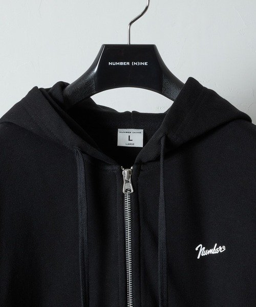 NUMBER (N)INE(ナンバーナイン)の「FIRM COTTON LIGHT SHORT PILE FULL ZIP SWEAT HOODIE / ファーム コットン ライト ミニ裏毛 ワンポイント ロゴプリント ジップアップ スウェット パーカー(パーカー・メンズ・ブラック/トップグレー・M/L/XL)」の4枚目の写真