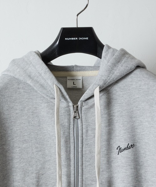 NUMBER (N)INE(ナンバーナイン)の「FIRM COTTON LIGHT SHORT PILE FULL ZIP SWEAT HOODIE / ファーム コットン ライト ミニ裏毛 ワンポイント ロゴプリント ジップアップ スウェット パーカー(パーカー・メンズ・ブラック/トップグレー・M/L/XL)」の10枚目の写真