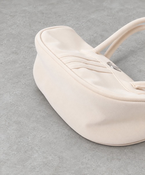 adidas(アディダス)の「【adidas/アディダス】スエードショルダーバッグ/ワンポイント/アディカラー スエード ボウリング バッグ(ショルダーバッグ・レディース・レッド/ホワイト・ONESIZE)」の4枚目の写真