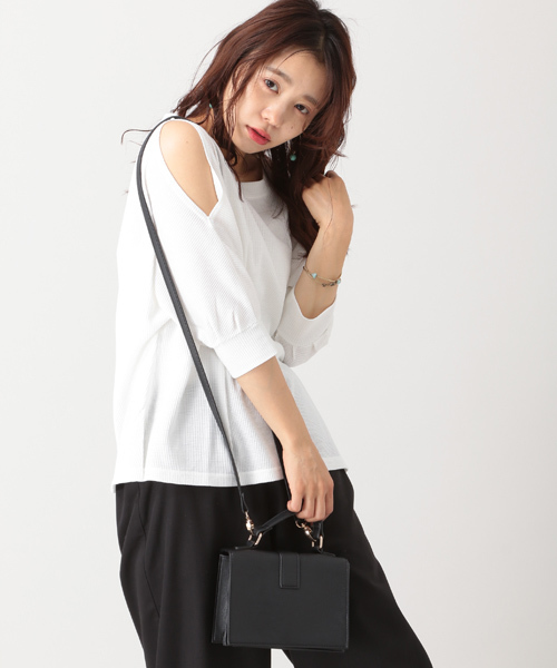 E hyphen world gallery（イーハイフンワールドギャラリー）の「コンパクトバッグ（ショルダーバッグ・レディース・アイボリー/ブラック/マスタード/ブルーグリーン/ピンクベージュ・FREE）」の3枚目の写真