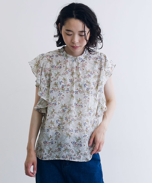 MERLOT（メルロー）の「バンドカラーラッフルスリーブボタニカル柄ブラウス1152（シャツ/ブラウス・レディース・ブラック/イエロー/ホワイト・FREE）」の2枚目の写真