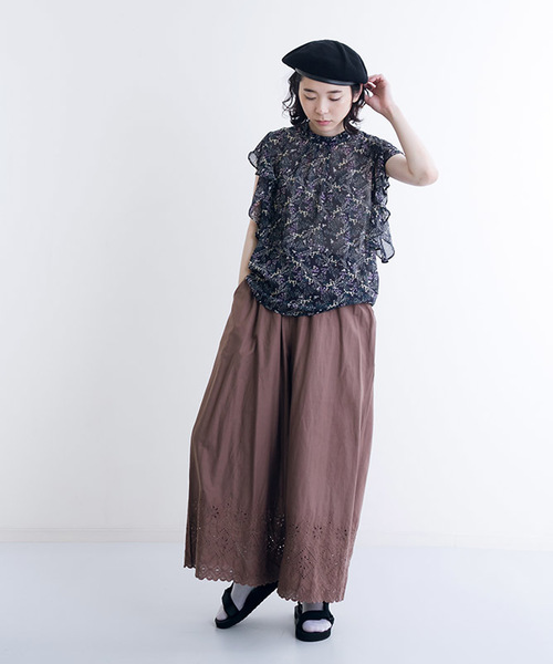 MERLOT（メルロー）の「バンドカラーラッフルスリーブボタニカル柄ブラウス1152（シャツ/ブラウス・レディース・ブラック/イエロー/ホワイト・FREE）」の8枚目の写真