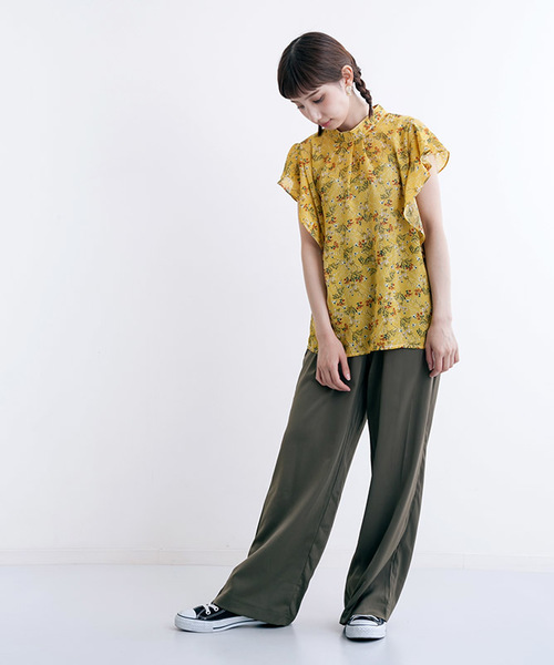 MERLOT（メルロー）の「バンドカラーラッフルスリーブボタニカル柄ブラウス1152（シャツ/ブラウス・レディース・ブラック/イエロー/ホワイト・FREE）」の4枚目の写真