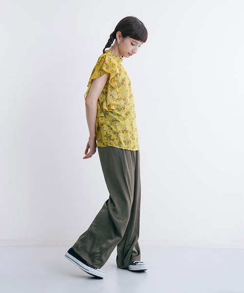 MERLOT（メルロー）の「バンドカラーラッフルスリーブボタニカル柄ブラウス1152（シャツ/ブラウス・レディース・ブラック/イエロー/ホワイト・FREE）」の5枚目の写真