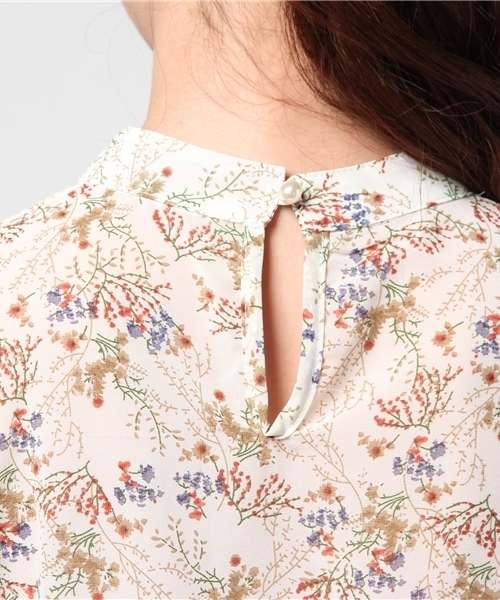 MERLOT（メルロー）の「バンドカラーラッフルスリーブボタニカル柄ブラウス1152（シャツ/ブラウス・レディース・ブラック/イエロー/ホワイト・FREE）」の15枚目の写真