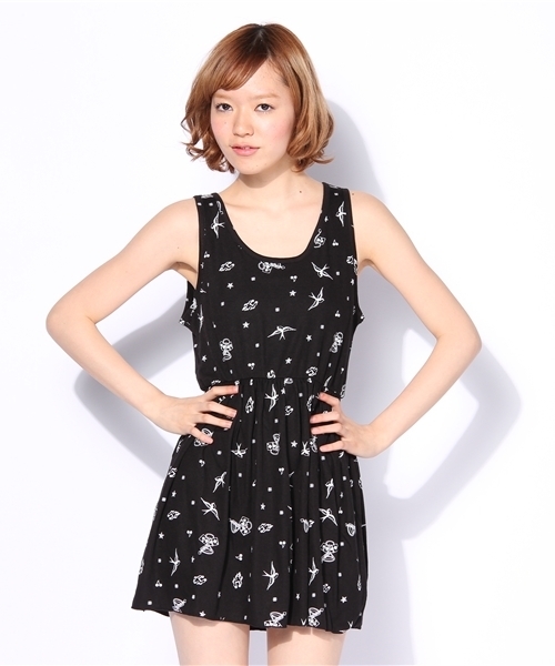 WEGO（ウィゴー）の「タトゥー総柄ワンピース（ワンピース・レディース・オフホワイト/ブラック・FREE）」の2枚目の写真