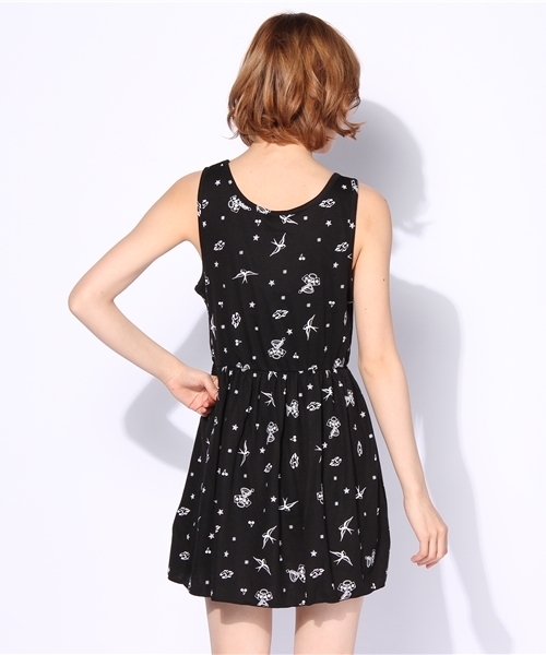 WEGO（ウィゴー）の「タトゥー総柄ワンピース（ワンピース・レディース・オフホワイト/ブラック・FREE）」の4枚目の写真