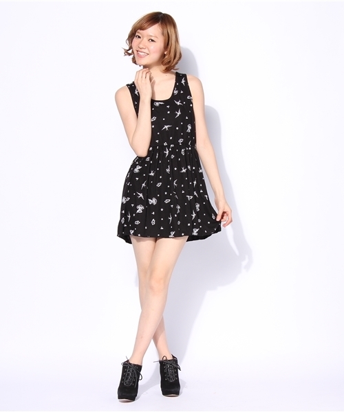 WEGO（ウィゴー）の「タトゥー総柄ワンピース（ワンピース・レディース・オフホワイト/ブラック・FREE）」の5枚目の写真