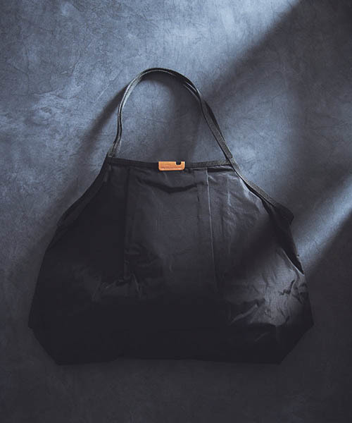 Butler Verner Sails(バトラーヴァーナーセイルス)の「【Butler Verner Sails】リップナイロン バルーンビッグトート(トートバッグ・レディース・ブラック/ブルー/グリーン・FREE)」の2枚目の写真