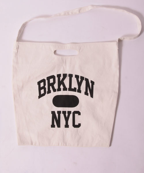 AMERICAN RAG CIE（アメリカンラグシー）の「AMERICAN RAG CIE キャンバス2WAYプリントバッグ【WEB限定】∴（ショルダーバッグ・メンズ・オフホワイト・FREE）」の2枚目の写真