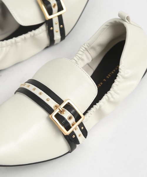 CHARLES & KEITH（チャールズ & キース）の「バックルディテール スタッズドローファー / Buckle Detail Studded Loafers（ローファー・レディース・ブラック/ブラウン/オフホワイト・22.5cm/23cm/23.5cm/24.5cm/25cm/25.5cm）」の6枚目の写真