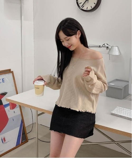 SONA(ソナ)の「SONYUNARA ウェイブオフショルダーリブTシャツ(Tシャツ/カットソー・レディース・ブラック/ライトベージュ・FREE)」の5枚目の写真