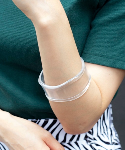 WEGO(ウィゴー)の「WEGO/ワイドうねりバングル(バングル/リストバンド・レディース・ブラウン/ベージュ/その他1・FREE)」の1枚目の写真