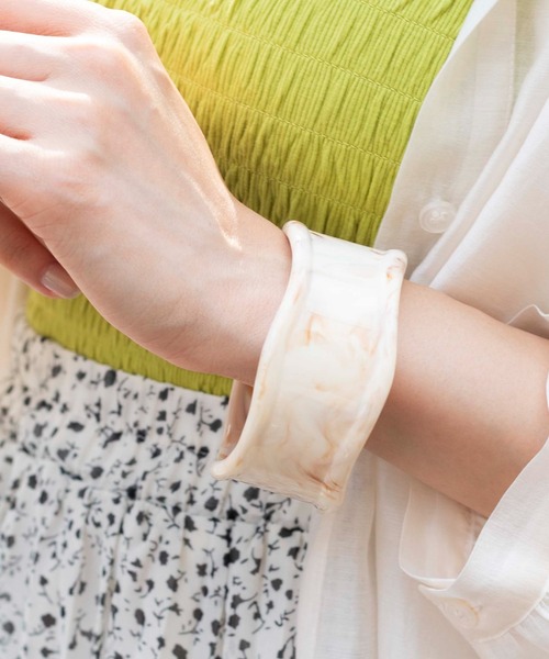 WEGO(ウィゴー)の「WEGO/ワイドうねりバングル(バングル/リストバンド・レディース・ブラウン/ベージュ/その他1・FREE)」の3枚目の写真