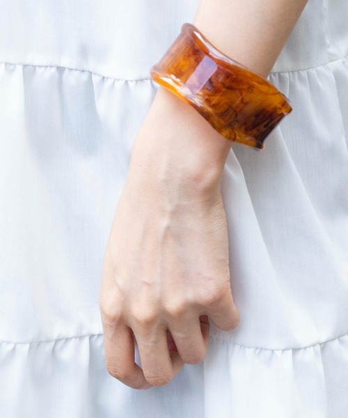 WEGO(ウィゴー)の「WEGO/ワイドうねりバングル(バングル/リストバンド・レディース・ブラウン/ベージュ/その他1・FREE)」の2枚目の写真