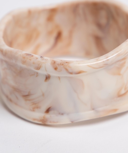 WEGO(ウィゴー)の「WEGO/ワイドうねりバングル(バングル/リストバンド・レディース・ブラウン/ベージュ/その他1・FREE)」の4枚目の写真