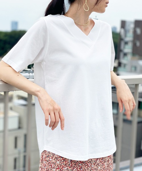 ottilie(オティーリエ)の「VネックラウンドヘムTシャツ(Tシャツ/カットソー・レディース・ブラック/オフホワイト/チャコールグレー/ベージュ・FREE)」の1枚目の写真