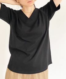VネックラウンドヘムTシャツ