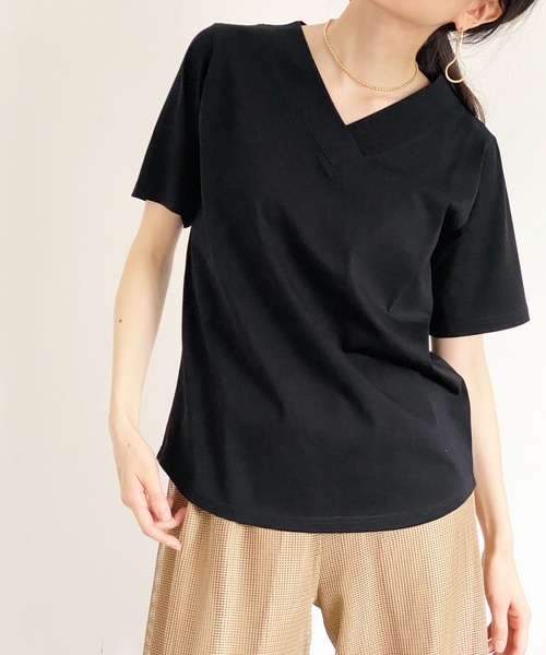 ottilie(オティーリエ)の「VネックラウンドヘムTシャツ(Tシャツ/カットソー・レディース・ブラック/オフホワイト/チャコールグレー/ベージュ・FREE)」の12枚目の写真