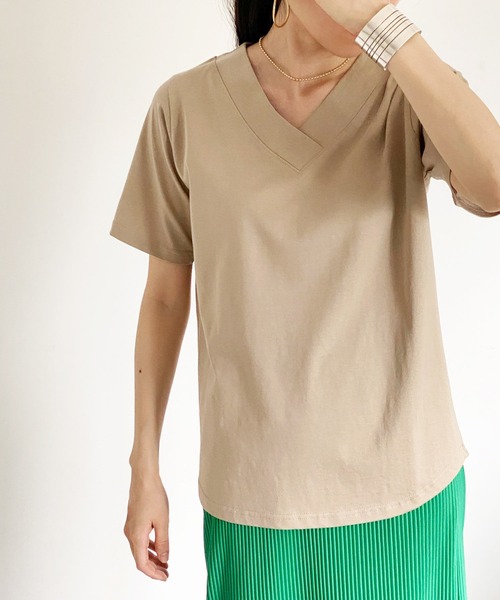 ottilie(オティーリエ)の「VネックラウンドヘムTシャツ(Tシャツ/カットソー・レディース・ブラック/オフホワイト/チャコールグレー/ベージュ・FREE)」の20枚目の写真