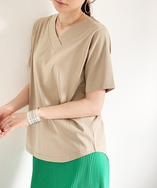 ottilie(オティーリエ)の「VネックラウンドヘムTシャツ(Tシャツ/カットソー・レディース・ブラック/オフホワイト/チャコールグレー/ベージュ・FREE)」の21枚目の写真