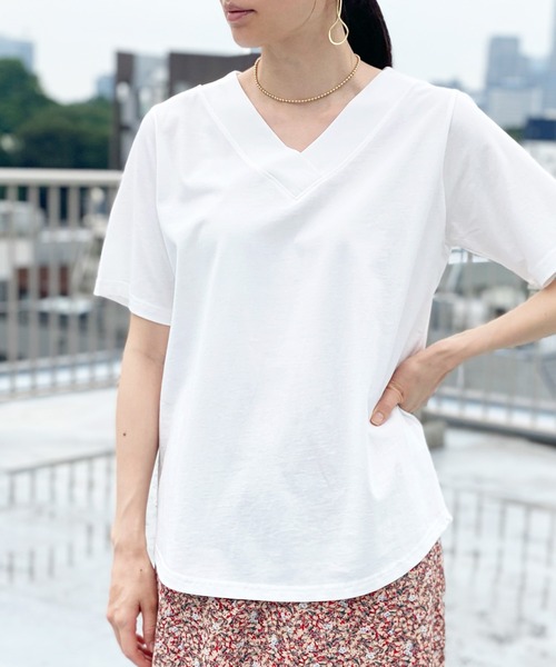 ottilie(オティーリエ)の「VネックラウンドヘムTシャツ(Tシャツ/カットソー・レディース・ブラック/オフホワイト/チャコールグレー/ベージュ・FREE)」の7枚目の写真