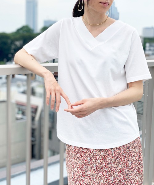 ottilie(オティーリエ)の「VネックラウンドヘムTシャツ(Tシャツ/カットソー・レディース・ブラック/オフホワイト/チャコールグレー/ベージュ・FREE)」の8枚目の写真