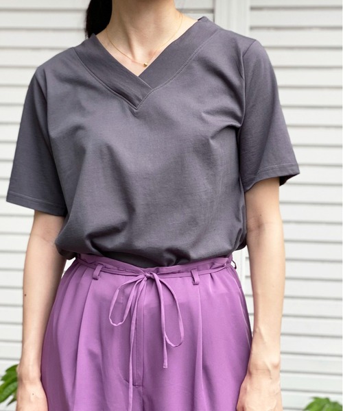 ottilie(オティーリエ)の「VネックラウンドヘムTシャツ(Tシャツ/カットソー・レディース・ブラック/オフホワイト/チャコールグレー/ベージュ・FREE)」の15枚目の写真