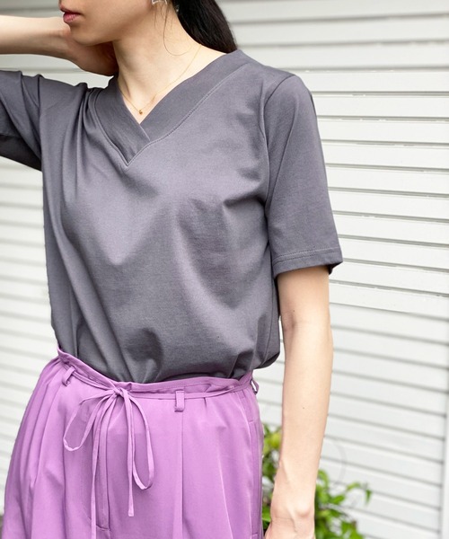 ottilie(オティーリエ)の「VネックラウンドヘムTシャツ(Tシャツ/カットソー・レディース・ブラック/オフホワイト/チャコールグレー/ベージュ・FREE)」の17枚目の写真