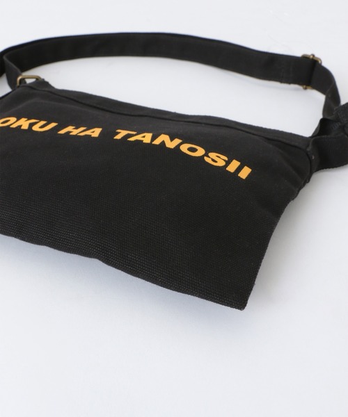 niko and...（ニコアンド）の「【BOKU HA TANOSII（ボクハタノシイ）】コラボサコッシュ（ショルダーバッグ・メンズ・ホワイト/ブラック/レッド・FREE）」の5枚目の写真